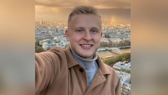 Ken DeLand sonríe en una selfie compartida mientras estudia en el extranjero.
