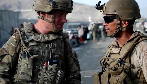 Un soldado británico (izq.) y un miembro de las Fuerzas Armadas de Estados Unidos conversan en el aeropuerto de Kabul, Afganistán, el 22 de agosto de 2021. (MOD / AFP).