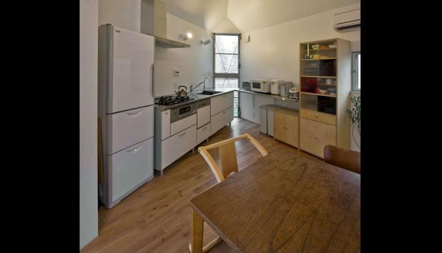 La cocina está justo en la esquina superior. El ambiente luce moderno. (Foto: Hiroshi Tanigawa / miz-aa.com)