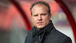Ajax: Bergkamp y miembros del cuerpo técnico son suspendidos