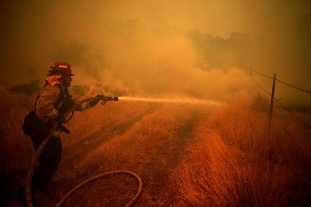 California se encuentra en estado de emergencia el miércoles con docenas de incendios de rápido desplazamiento. (Foto: EFE/EPA/NEAL WATERS)