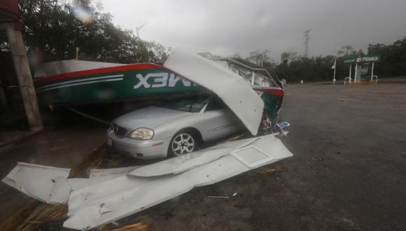 Los vehículos yacían bajo una estructura metálica derribada por los vientos del huracán Grace en Playa del Carmen, estado de Quintana Roo, México. (Foto: AP / Marco Ugarte).
