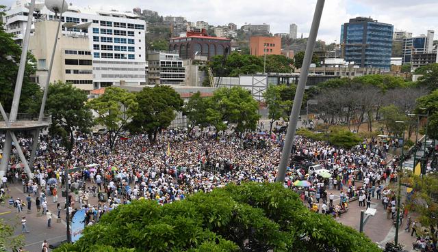 Una modesta multitud salió el sábado a las calles para mostrar su apoyo a la Asamblea Nacional de Venezuela liderada por el opositor Juan Guaidó. (Foto: AFP).