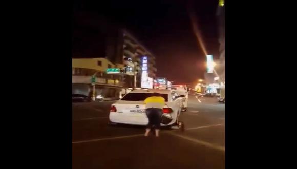 Mujer no permite que la grúa se lleve su auto [VIDEO]