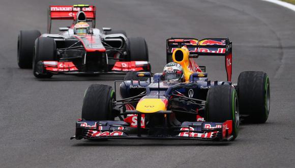 SAO PAULO, BRAZIL - NOVEMBER 25:  Sebastian Vettel of Germany and Red Bull Racing leads from Lewis Hamilton of Great Britain and McLaren on his way to finishing in sixth position and clinching the drivers world championship during the Brazilian Formula O