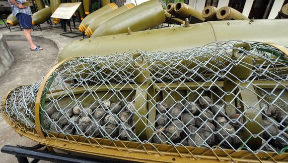 Imagen referencial de bombas de racimo de la Guerra de Vietnam que se ven exhibidas en el museo militar de Hanoi el 28 de mayo de 2009 (Foto: HOANG DINH NAM / AFP)