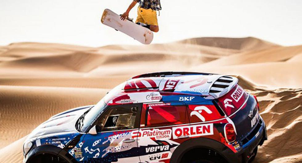 El polaco Wojtek Pawlusiak realizó maniobras extremas en las dunas de Abu Dhabi | Foto: Red Bull