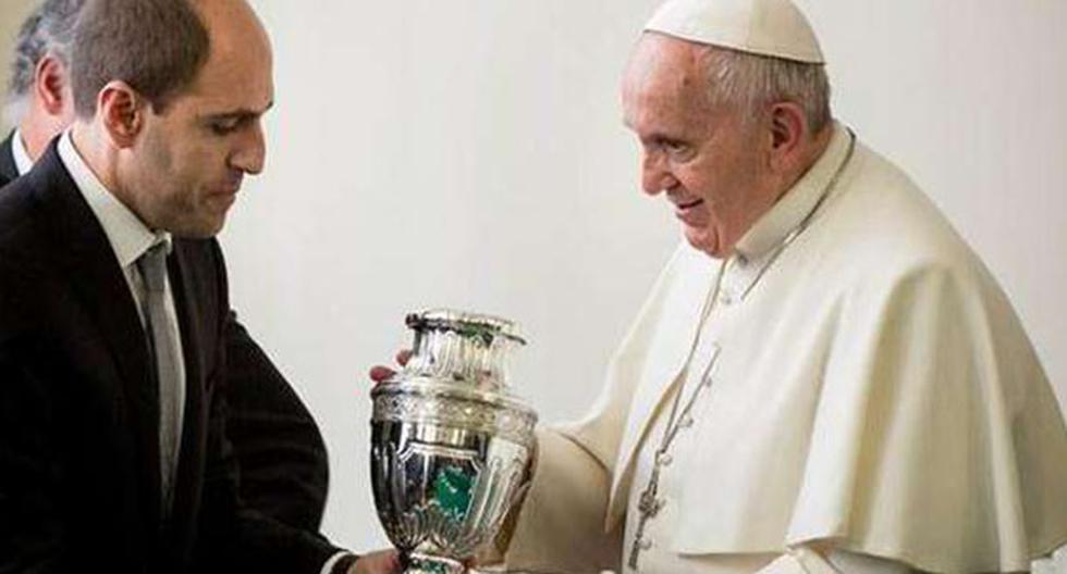 El Papa Francisco recibió la copa. (Foto: Difusión)
