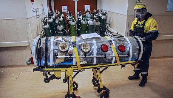 Un paciente de COVID-19 es trasladado de Iquitos a la UCI del Hospital Rebagliati el setiembre de 2020. (Foto: ERNESTO BENAVIDES / AFP)