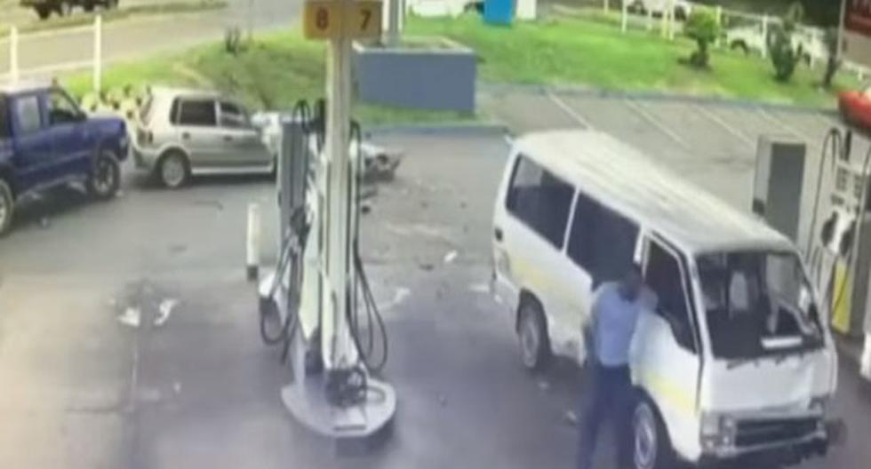 Este chofer de combi sudafricano nos muestra la peor manera de estacionarnos en un grifo. El video se ha vuelto viral en YouTube. (Foto: Captura)