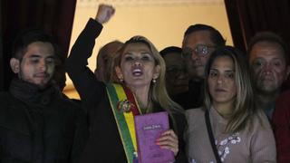 “La Biblia vuelve a Palacio”, dice Jeanine Áñez, la senadora que se proclamó presidenta de Bolivia