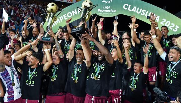 Los jugadores del Deportivo Saprissa celebran el título de la Liga Promérica tras derrotar 3-2, en el global, a la Liga Alajuelense. (Foto: AFP)