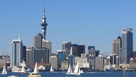 La mayor parte de peruanos en Nueva Zelanda está en la ciudad de Auckland, que es la más poblada y la capital económica de Nueva Zelanda. También hay peruanos en la misma ciudad de Wellington. (Internet)