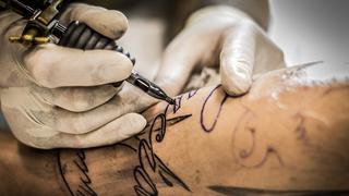 Europa prohíbe químicos peligrosos en tinta de tatuajes: ¿cuáles son?