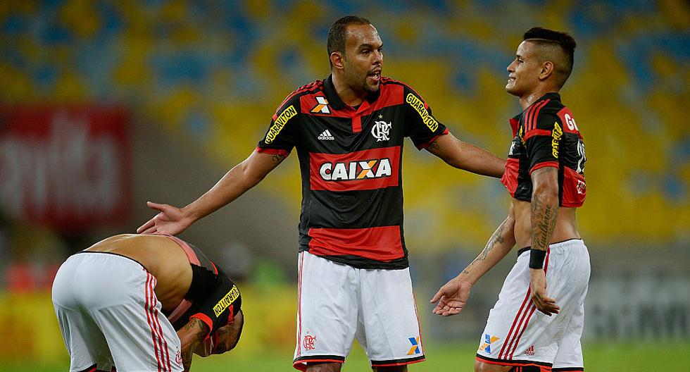 Miguel Trauco no la pasó nada bien durante el Flamengo vs Atlético Mineiro. (Foto: Getty Images)