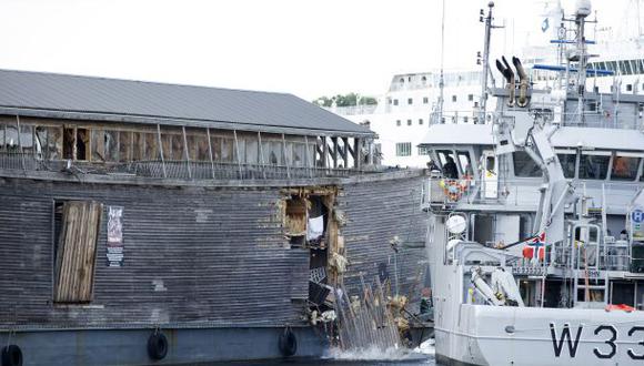 El &quot;Arca de No&eacute;&quot; y el buque de la Guardia Costera de Noruega. (AP)