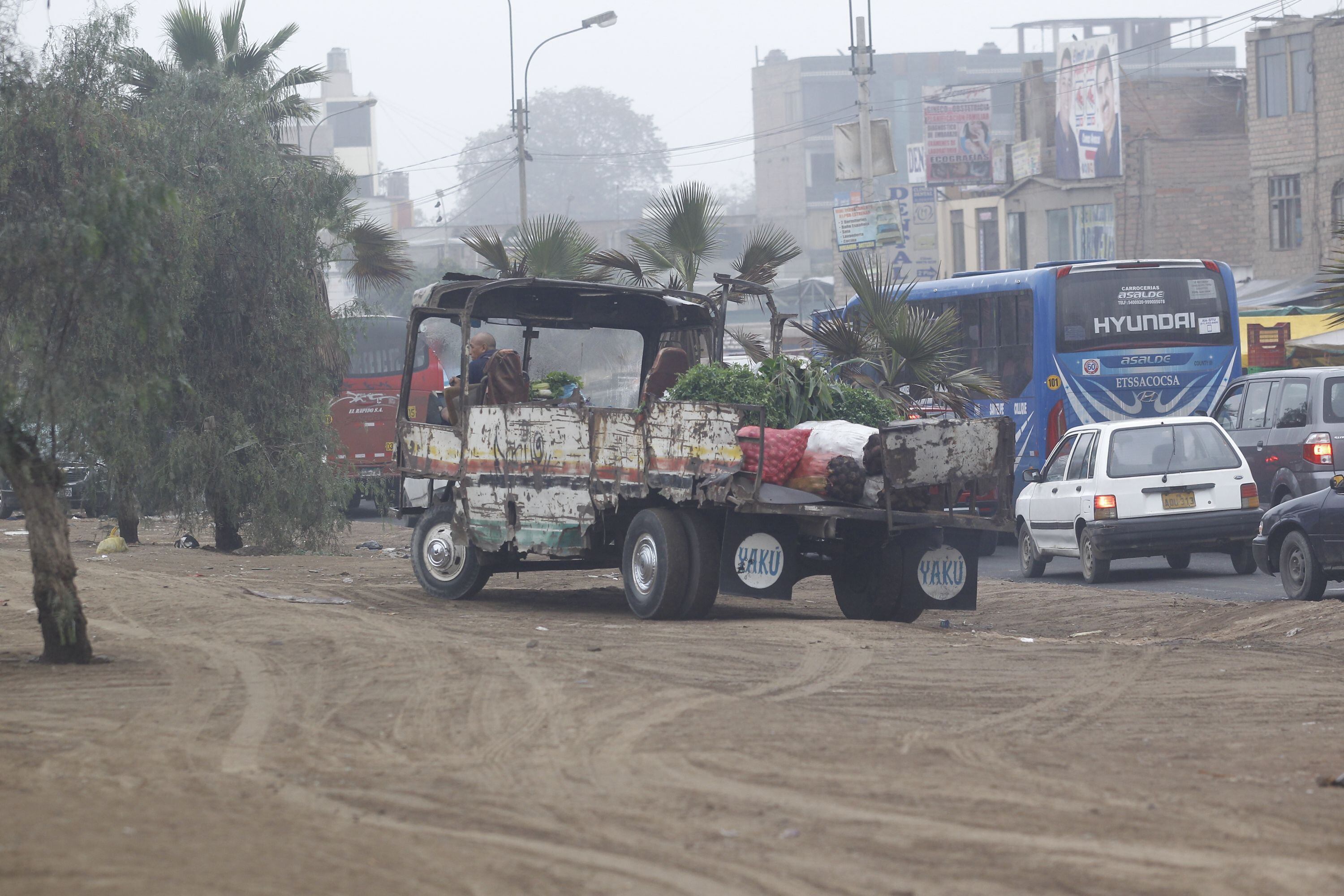 Pese al precario estado del vehículo, su conductor, Jaime Baldoceda Egoavil, lo utiliza para cargar legumbres que reparte en algunos mercados de Lima norte.