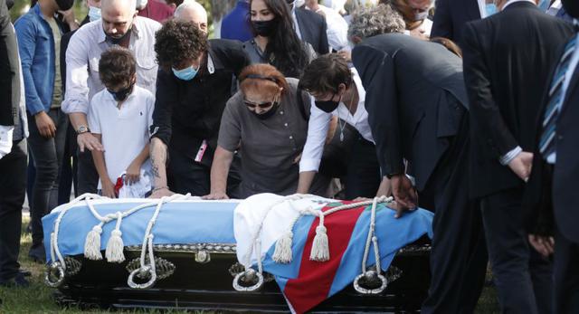 La familia del expresidente argentino Carlos Menem está de luto durante su funeral en el Cementerio Islámico de San Justo, Argentina. (Foto: AP Photo / Natacha Pisarenko).