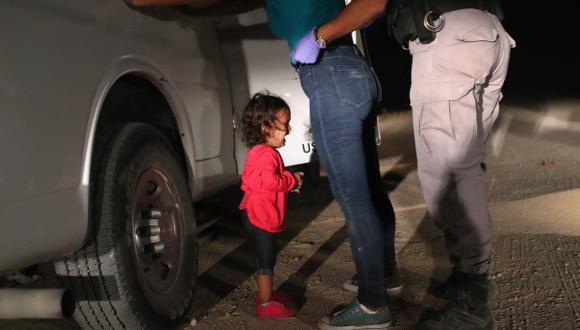 En esta foto tomada el 12 de junio de 2018, una solicitante de asilo hondureña de dos años de edad llora cuando su madre es registrada y detenida cerca de la frontera de Estados Unidos con México. (Foto: AFP)