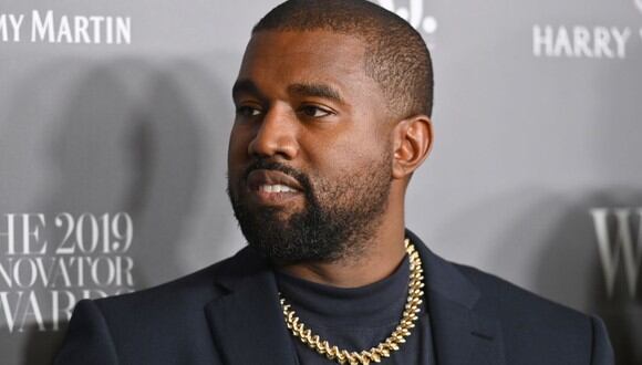 El rapero Kanye West habría roto las normas establecidas por Twitter al publicar un video orinando sobre un premio Grammy. (Foto: Angela Weiss / AFP)