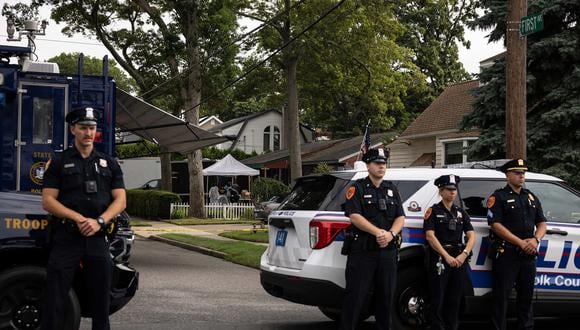 Agentes de policía del condado de Polk hacen guardia en Massapequa Park, Nueva York, el 18 de julio de 2023. (Foto de Yuki IWAMURA / AFP)