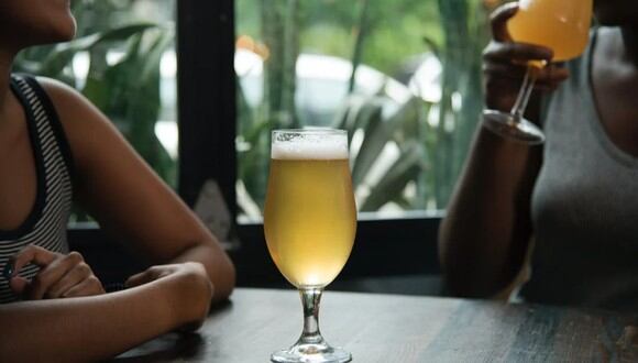 Con esta información de oro dejarás de beber cerveza en un vaso frío. | Imagen referencial: Elevate - Pexels