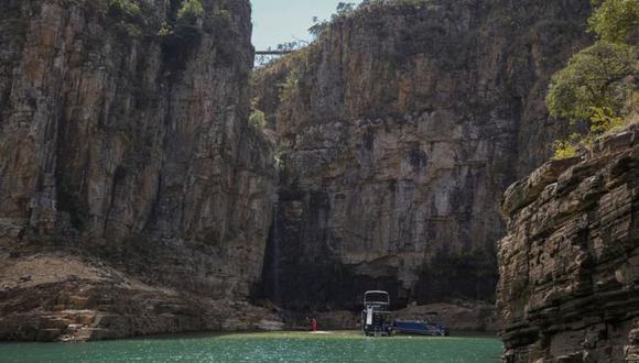 Flávio Freites navegó en un cañón en el lago de Furnas en 2012 y luego publicó una foto en su Facebook en la que predijo que la roca se caería.