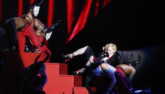 Madonna y su aparatosa caída en los Brit Awards (VIDEO)