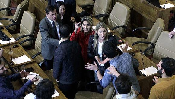 Con 103 votos a favor, 1 en contra y 1 abstención, la Cámara de Diputados de Chile aprobó el proyecto para dejar sin efecto el alza en los precios de los pasajes. (Emol / GDA)