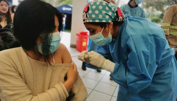 Tercera dosis aumentó la protección contra la infección por coronavirus, enfermedad grave y la muerte, según un estudio sobre la dosis de refuerzo aplicada a trabajadores de salud y adultos mayores de Lima. (Foto: Minsa)