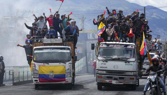 Manifestantes antigubernamentales viajan en camiones durante manifestaciones contra el gobierno de Guillermo Lasso convocadas principalmente por organizaciones indígenas, en Quito, Ecuador.