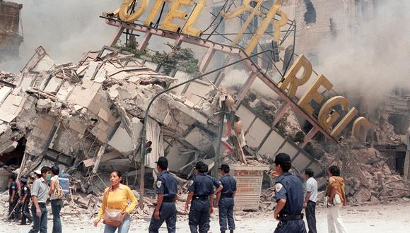 Un 19 de septiembre de 1985, un terremoto de magnitud 8,1 causa 10.000 muertos en México DF, otros elevan los fallecidos hasta los 45.000. Destruye un tercio de los edificios del centro de la ciudad. DERRICK CEYRAC / AFP).