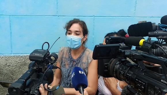 La madre cubana Amelia Calzadilla habla hoy con periodistas tras salir de la sede de Gobierno del municipio de El Cerro (Cuba).