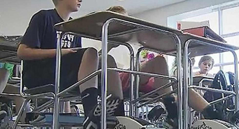 Maestro inteligente coloca bicicletas debajo de los escritorios de sus alumnos para conseguir que se concentren. (Foto: Captura YouTube)