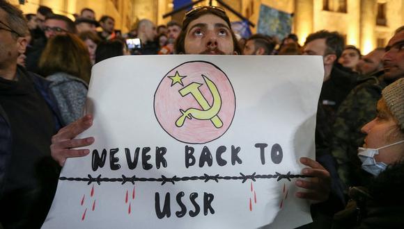 Los manifestantes argumentan que el gobierno está bajo la influencia de Rusia. (REUTERS).