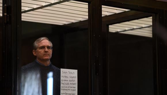 Paul Whelan, un exmarine estadounidense acusado de espionaje y arrestado en Rusia en diciembre de 2018, se encuentra dentro de la jaula de los acusados ​​mientras espera escuchar su veredicto en Moscú el 15 de junio de 2020. (Foto de Kirill KUDRYAVTSEV / AFP)