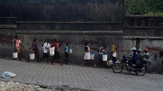 Haitianos salen en busca de comida y agua en medio de tensión política