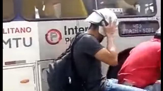 En Brasil, dos hombres vivieron un hecho divertido mientras paseaban en una moto. El video en Facebook se convirtió en viral despertando las risas entre los usuarios. (Foto: captura)