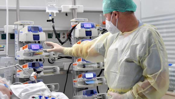 Personal médico atiende a un paciente de coronavirus en una unidad de cuidados intensivos (UCI) en un hospital de Salzburgo, Austria, el 17 de noviembre de 2021. (BARBARA GINDL / APA / AFP).