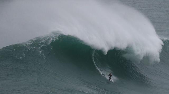 Se juegan la vida: imágenes de surfistas en olas de 30 metros - 1