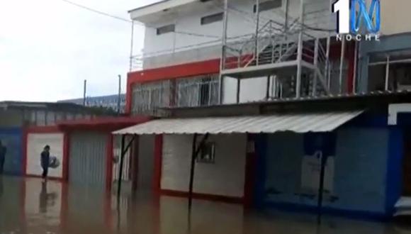 Ni la colocación de grandes sacos de arena pudo evitar que el agua ingresara a varios ambientes del referido lugar.