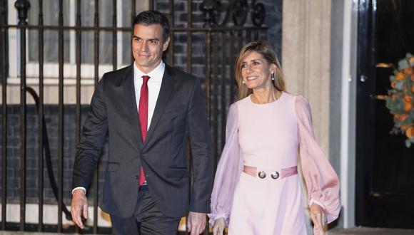El presidente español, Pedro Sánchez, y su esposa María Begoña Gómez. (Photo by Niklas HALLE'N / AFP)