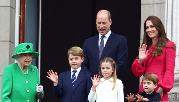 La reina Isabel II de Gran Bretaña junto al príncipe Guillermo y la familia de este en una imagen del 5 de junio de 2022. (HANNAH MCKAY / POOL / AFP).
