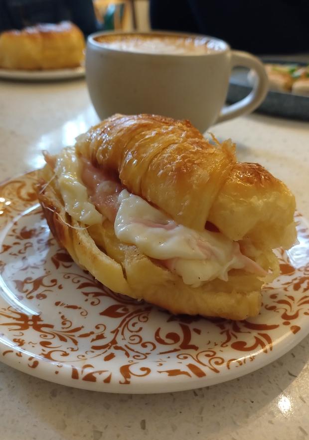 The croissants can be filled with ham and cheese or manjarblanco. 