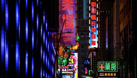 Luces de neón del Landmark Casino en Macao el 22 de enero de 2020. (Foto referencial / Anthony WALLACE / AFP).