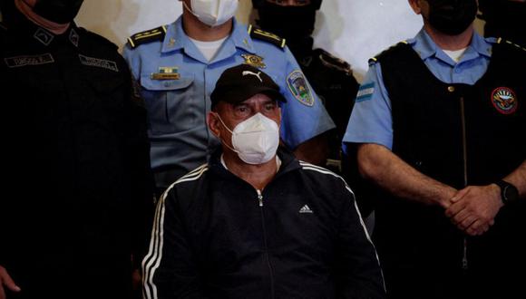 El exjefe de policía Juan Carlos "El Tigre" Bonilla, buscado por Estados Unidos por cargos de narcotráfico, es presentado ante los medios en una base policial tras su detención tras varios meses prófugo, en Tegucigalpa, Honduras.