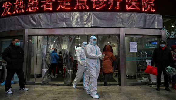 Miembros del personal médico con ropa protectora en el Hospital de la Cruz Roja de Wuhan en Wuhan el 25 de enero de 2020. (Foto referencial de Hector RETAMAL / AFP)