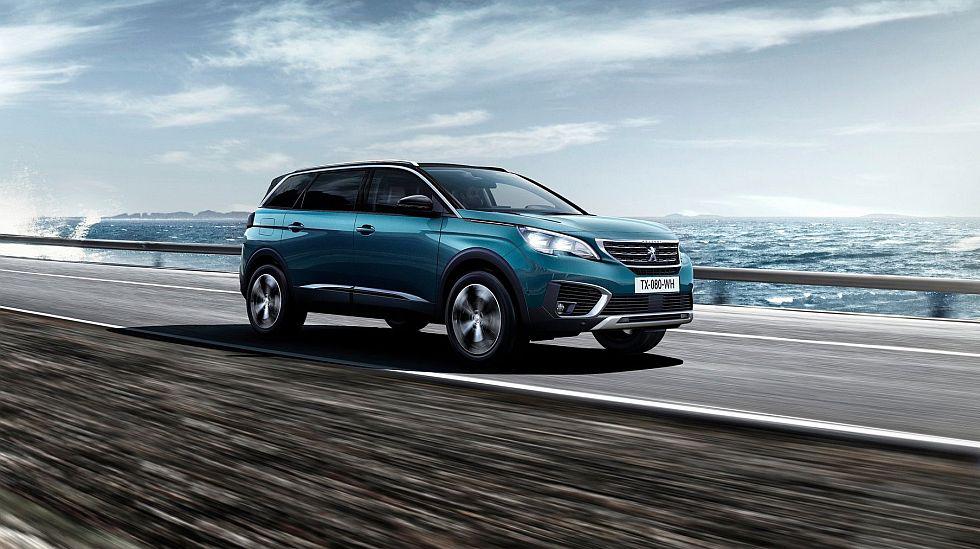 PEUGEOT 5008. Seg&uacute;n Peugeot, el nuevo 5008 mezcla la versatilidad de un compacto con la capacidad de un todoterreno. El auto tiene como novedad que tendr&aacute; un espacio para guardar una bicicleta el&eacute;ctrica plegable llamada e-Bike eF01, 