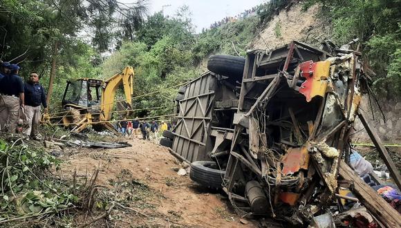 Los restos de un autobús después de que se estrelló en un barranco en las afueras de Magdalena Peñasco, estado de Oaxaca, México el 5 de julio de 2023. (Foto de Policía Municipal de Tlaxiaco / AFP)