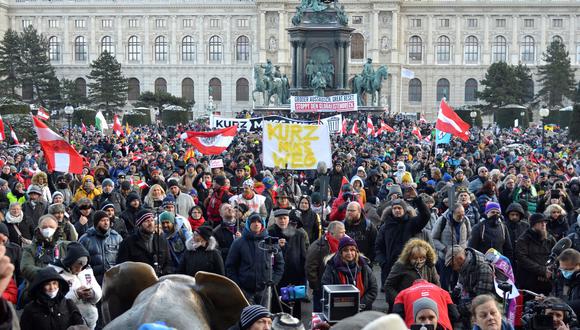 Miles de manifestantes se han reunido en el centro de Viena este sábado para protestar por las medidas contra la COVID-19 del Ejecutivo austríaco. La marcha ha aglutinado a movimientos de extrema derecha, negacionistas del coronavirus y anti-vacunas, y críticos con el Gobierno. EFE/Jorge Dastis